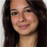Profesora universitaria con 8 años de experiencia en universidades, especialista en derecho internacional.